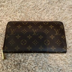 Louis Vuitton monogram  zippy organizer wallet. Excellent condition